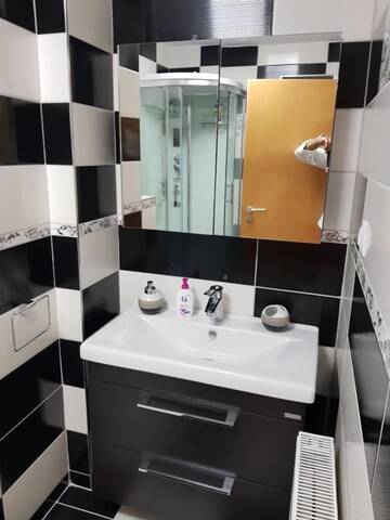 Фото номера Семейный номер с душем Лоджи Cabana Vânătorilor din Valiug г. Вэльюг 8