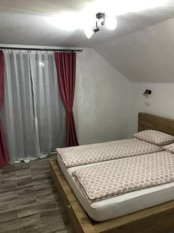 Фото номера Улучшенный двухместный номер с 1 кроватью Проживание в семье La Turcu г. Вэльюг 4